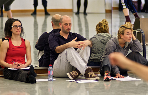 Ein Foto der drei Choreograf*innen: (v.l.n.r.: Carla Jordão, Edan Gorlicki, Ashley Wright)